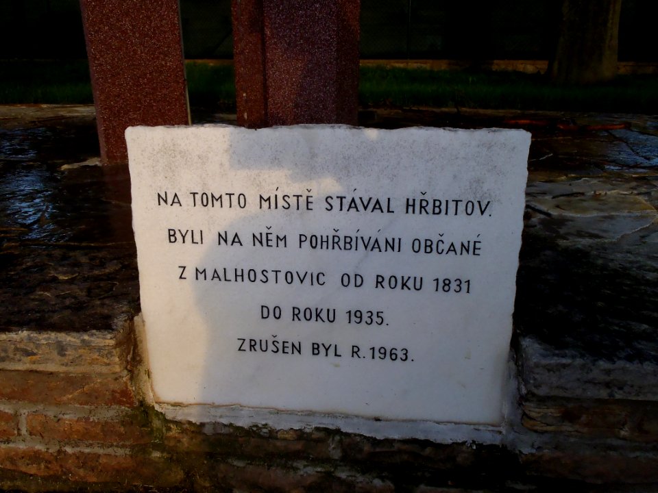 Památník padlých v Malhostovicích - připomínka hřbitova