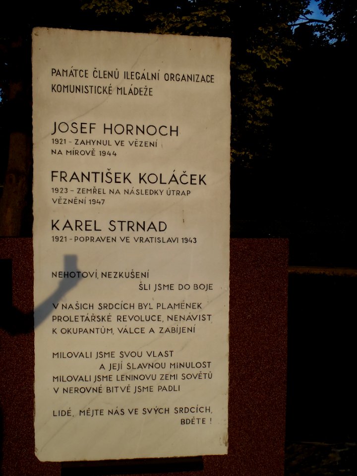 Památník padlých v Malhostovicích - připomínka ilegální organizace komunistické mládeže