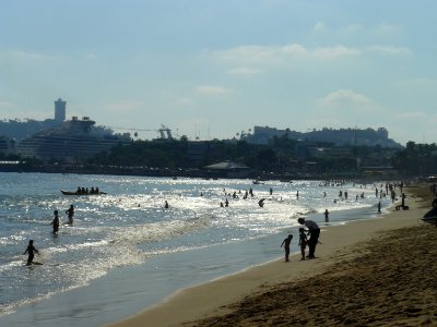 Playa de Acapulco resplandece