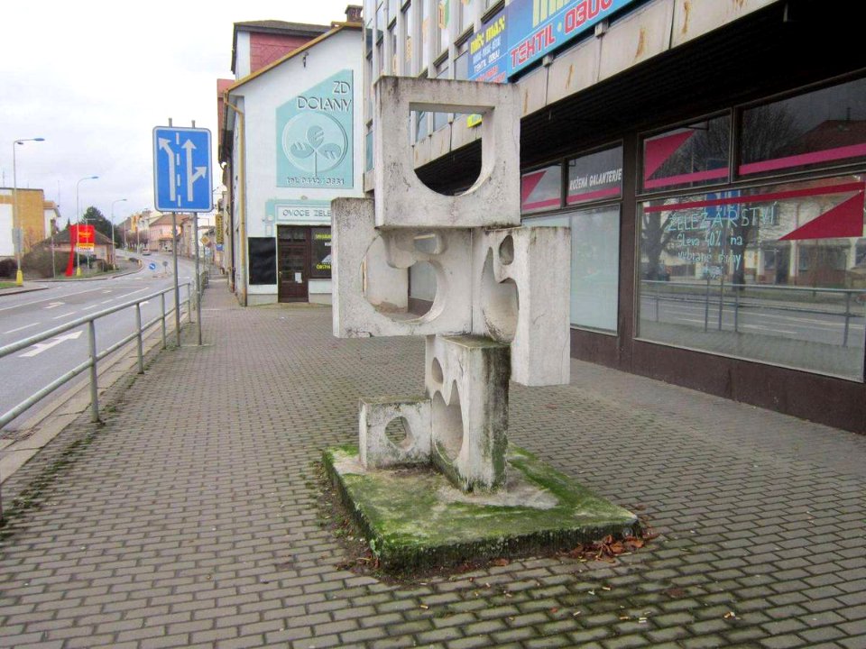 Plastika před obchodním domem v České Skalici (Q66226125)