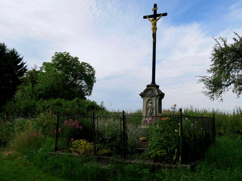 Pamětní kříž na Hostince (Q66225981)