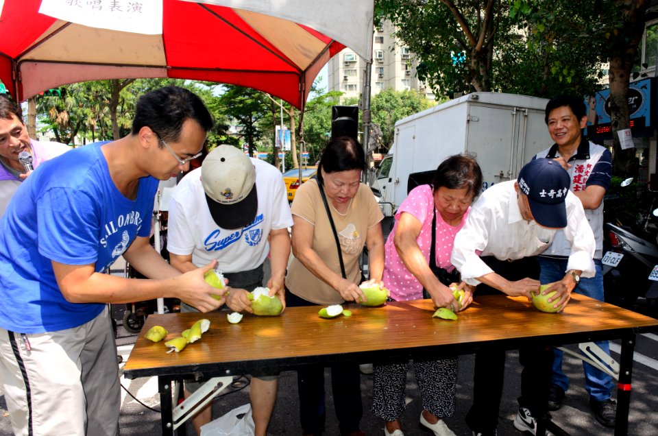 Pelling off Pomelos Race in Mid-Autumn Festival of Futai Village, Songshan District, Taipei 20150919