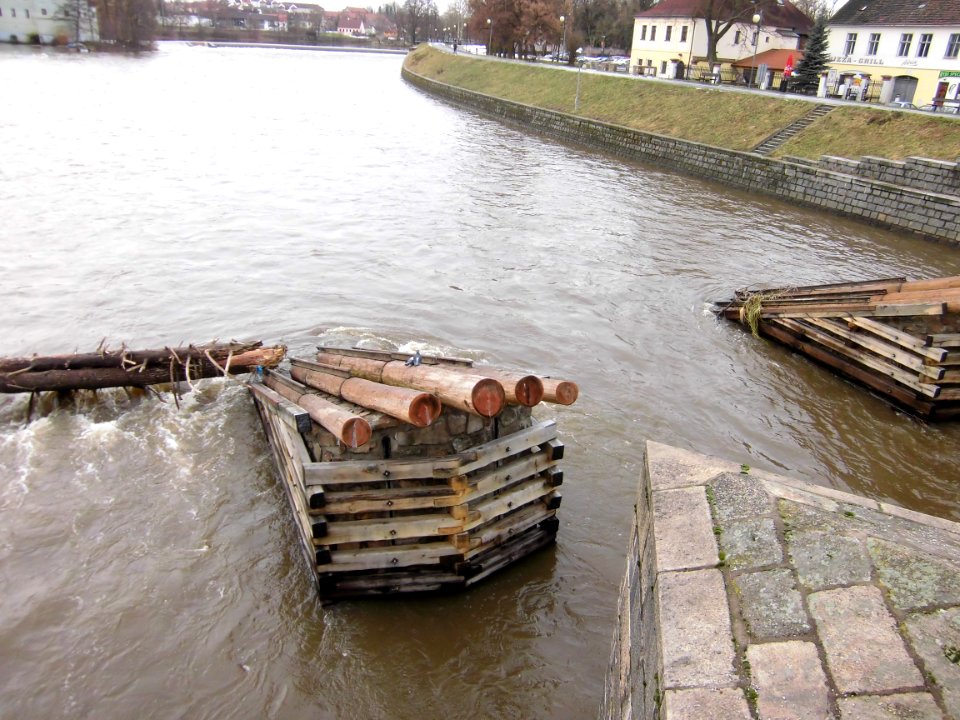 Písecký most – vlnolamy s holuby