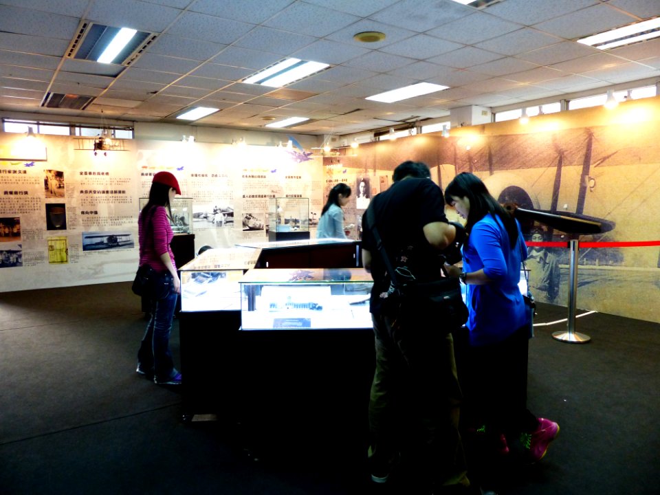People in The Age of Flight Special Exhibition 20140405b