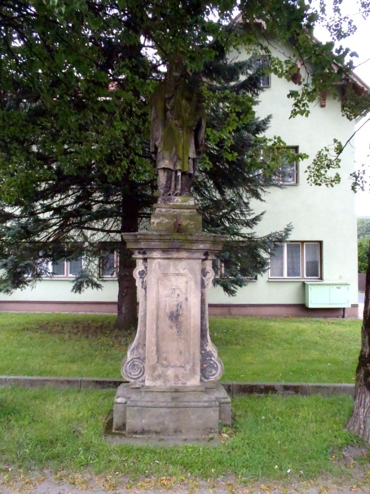 Ostravice, socha sv. Floriána před čp.187