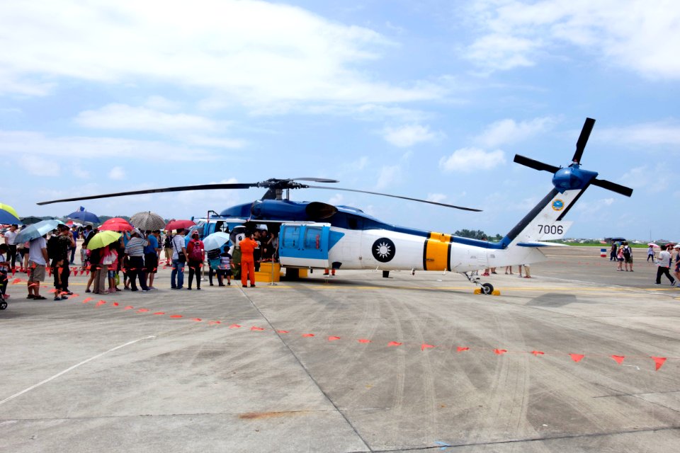 People aboarding ROCAF S-70C 7006 at Gangshan Air Force Base 20170812a