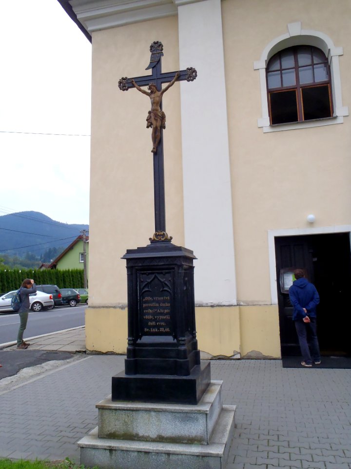 Ostravice, kříž před kostelem