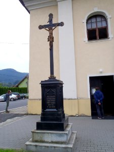 Ostravice, kříž před kostelem