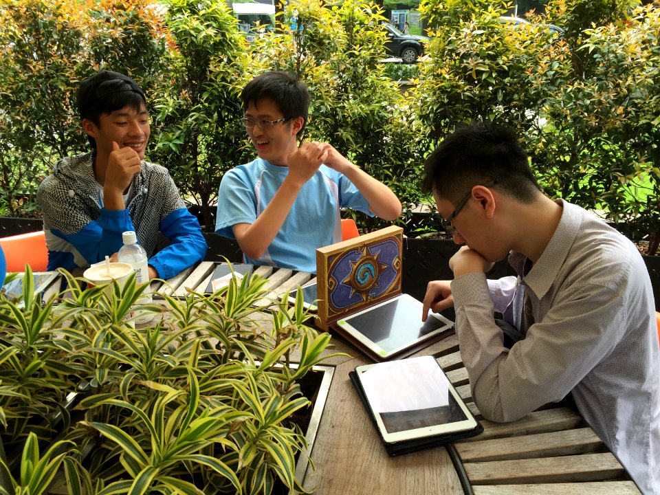 People Playing Hearthstone in ATT 4 FUN Plaza 20160430c