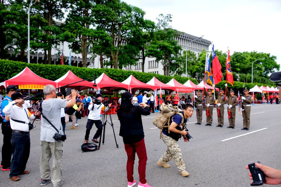 People Photographing Standard-bearers of ROCMA Alumni Association 20160612Fa