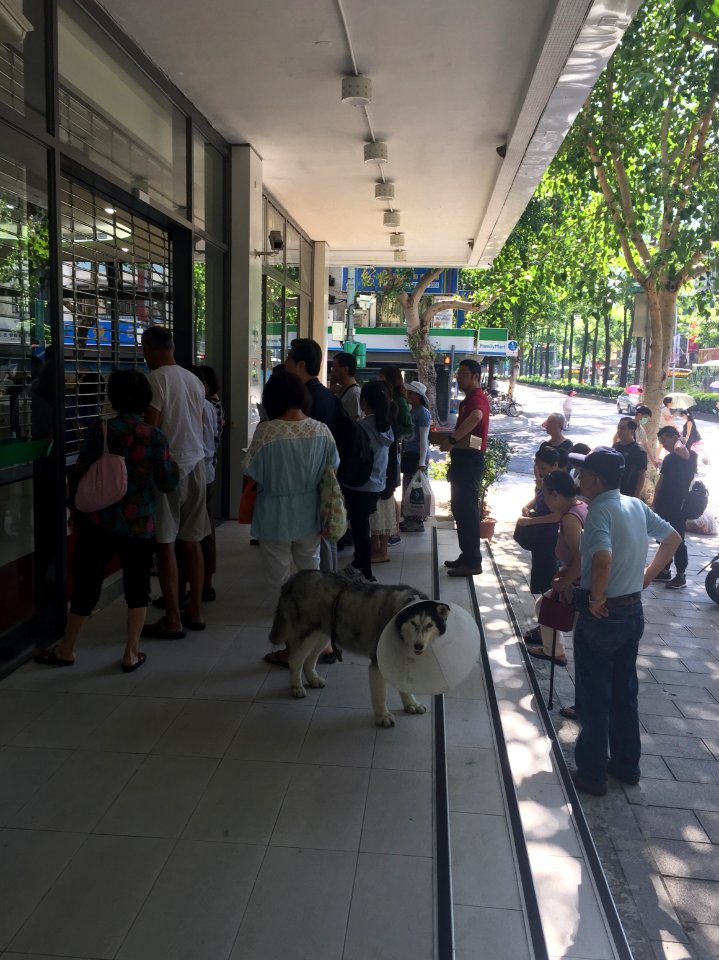 People Waiting for Taipei Minsheng Post Office Open 20160816