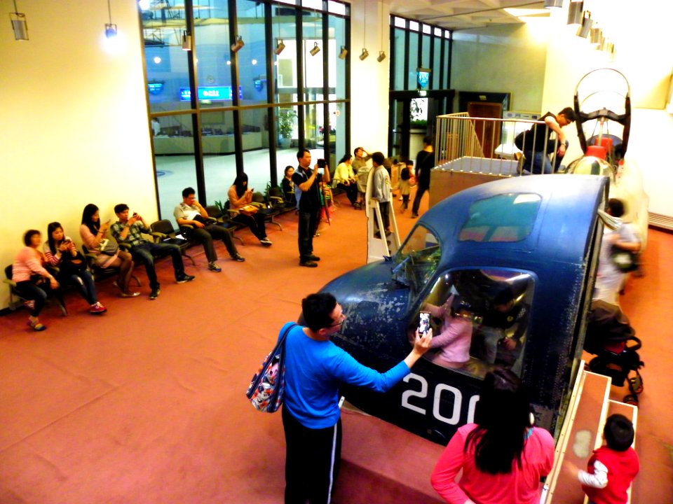 People Rest in Aviation Classroom 20140330
