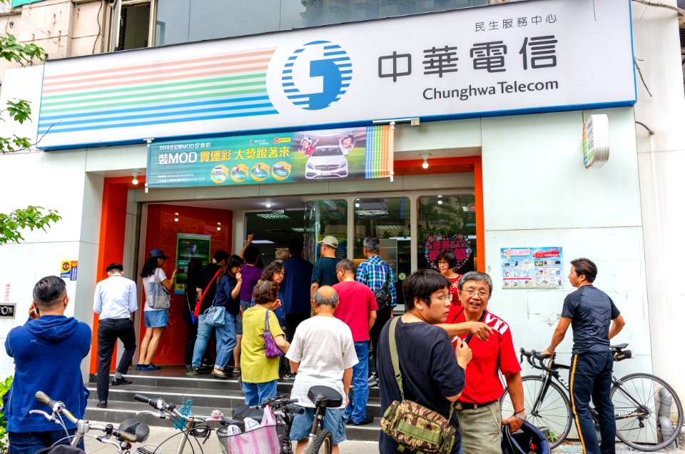 People Apply to 4G Super Vauleable Plan of Chunghwa Telecom in Minsheng Service Center 20180511a