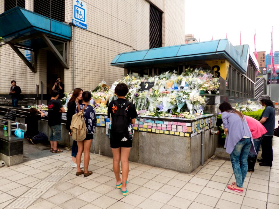 People around Floral Tribute for Victims of Taipei Metro Banqiao Line Attack 20140523