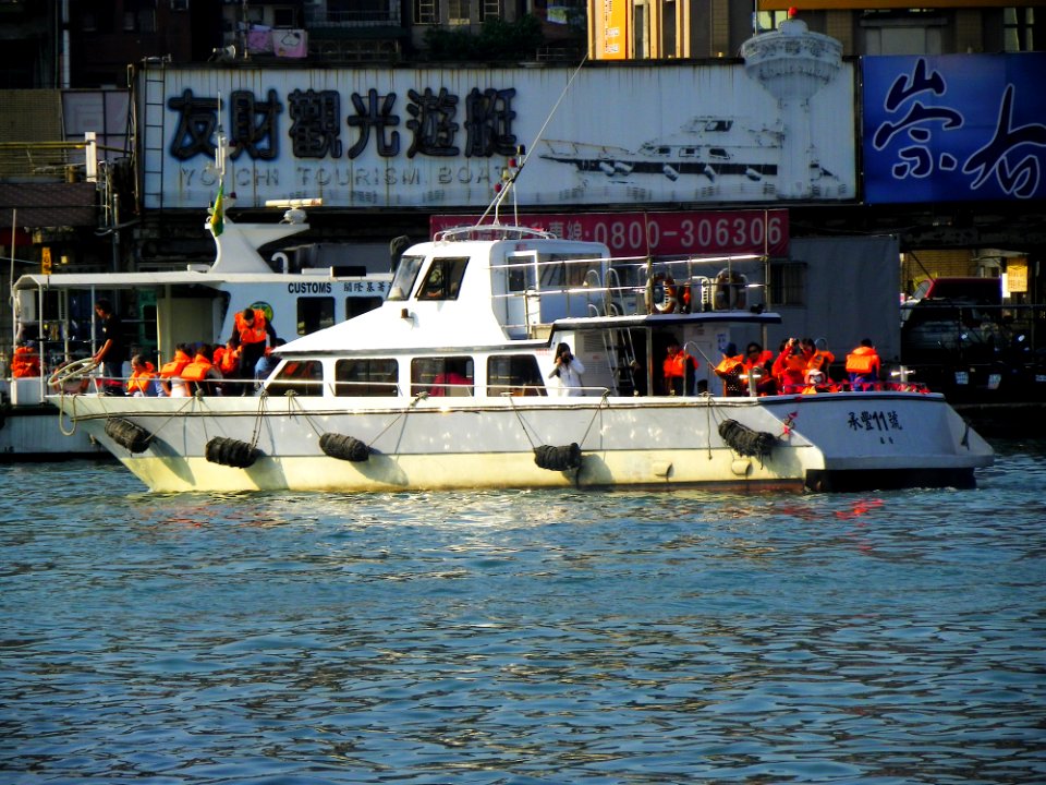 People Aboarding No.11 Cheng Feng at Boat Pier 20140107