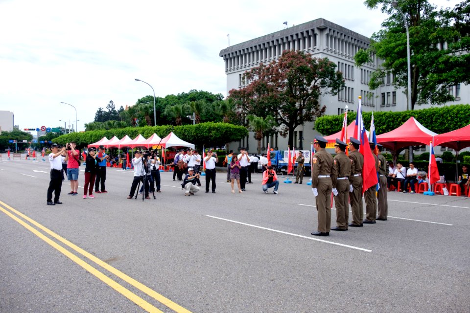 People Photographing Standard-bearers of ROCMA Alumni Association 20160612Fc