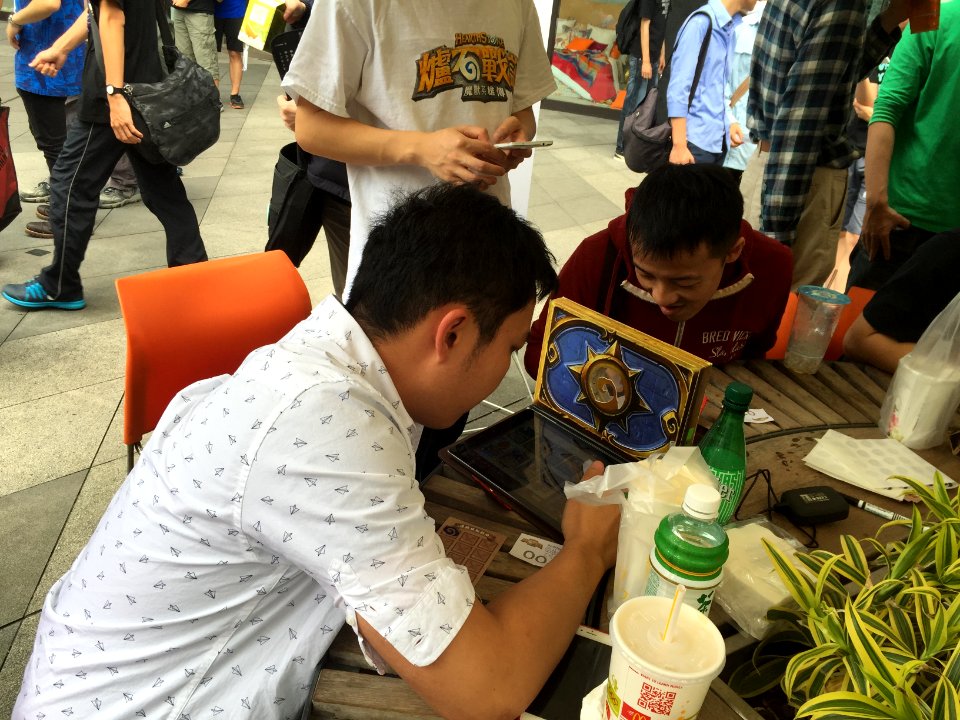 People Playing Hearthstone in ATT 4 FUN Plaza 20160430b