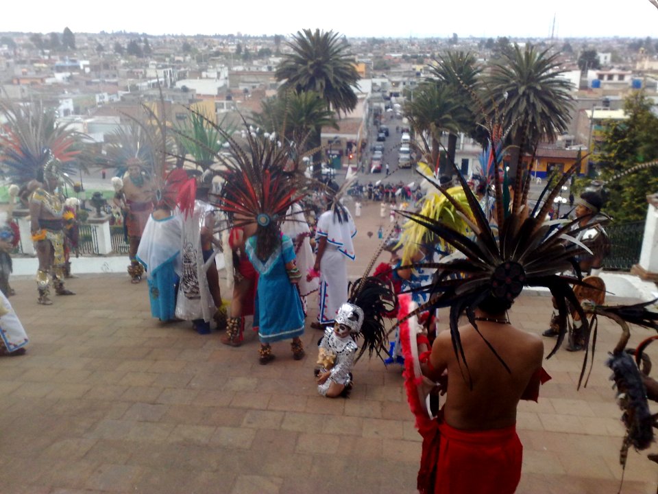 Penachos, palmeras y la ciudad de Metepec