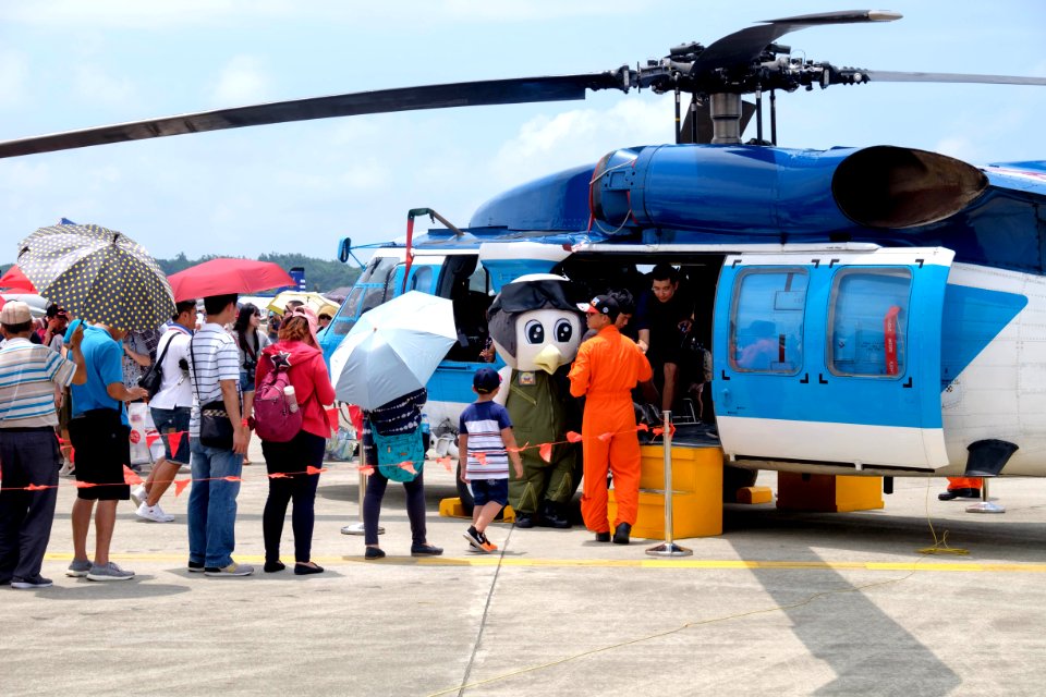 People aboarding ROCAF S-70C 7006 at Gangshan Air Force Base 20170812b