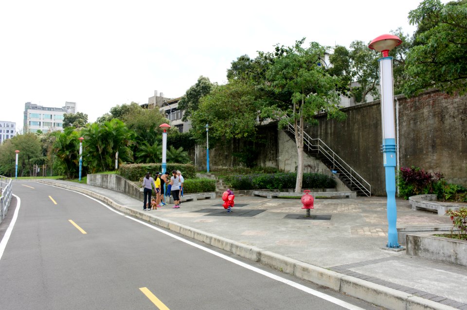People Talking at Chengmei Riverside Park South 20141019