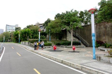 People Talking at Chengmei Riverside Park South 20141019