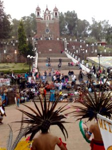 Penachos ante el Cerro de los Magueyes