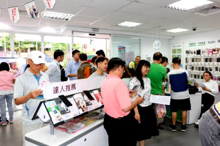 People Apply to 4G Super Vauleable Plan of Chunghwa Telecom in Minsheng Service Center 20180511b