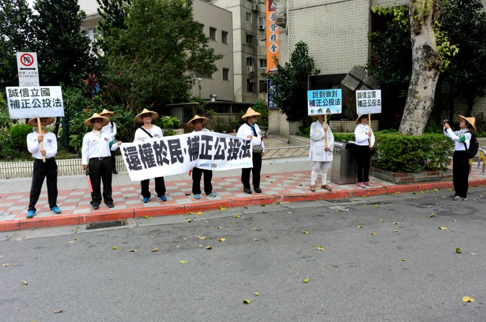People Protest to Fix the Referendum Act of Taiwan at Minsheng Community 20170819b