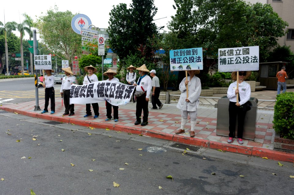 People Protest to Fix the Referendum Act of Taiwan at Minsheng Community 20170819a