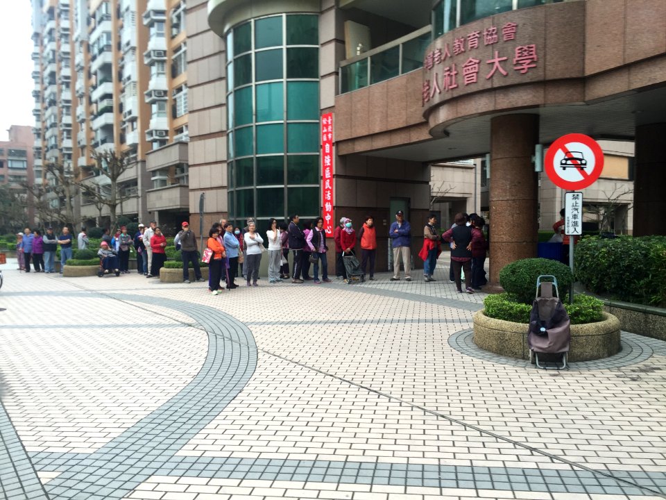 Queue of Buying Mantou in Ziqiang Community Center, Songshan District, Taipei 20160307a