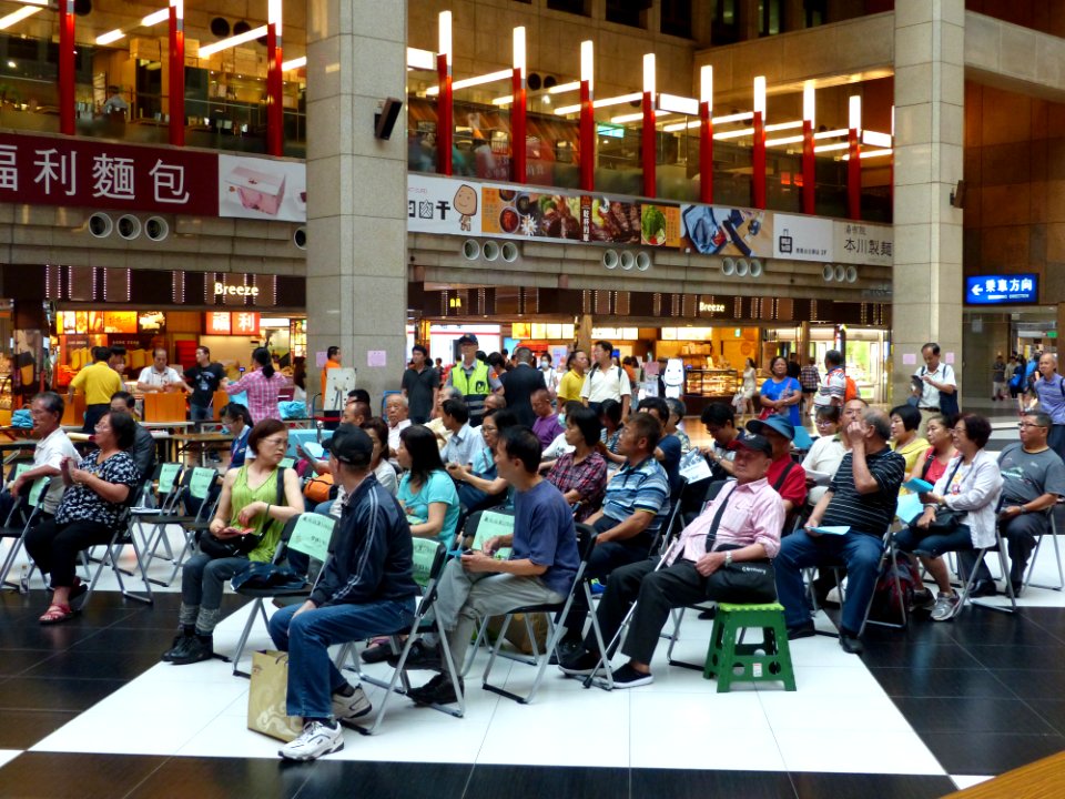 People Listening Yulin Guzheng Band Concert 20150609