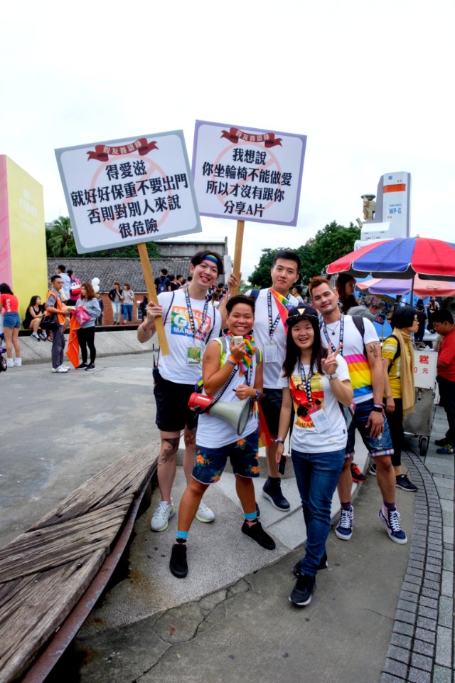 People with Boards Supporting Taiwan Pride 2016 in Huashan Creative Park 20161029