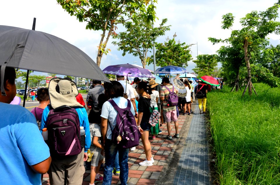 Queue of Visitors waiting Shuttle Buses to Gangshan Air Force Base 20170812a