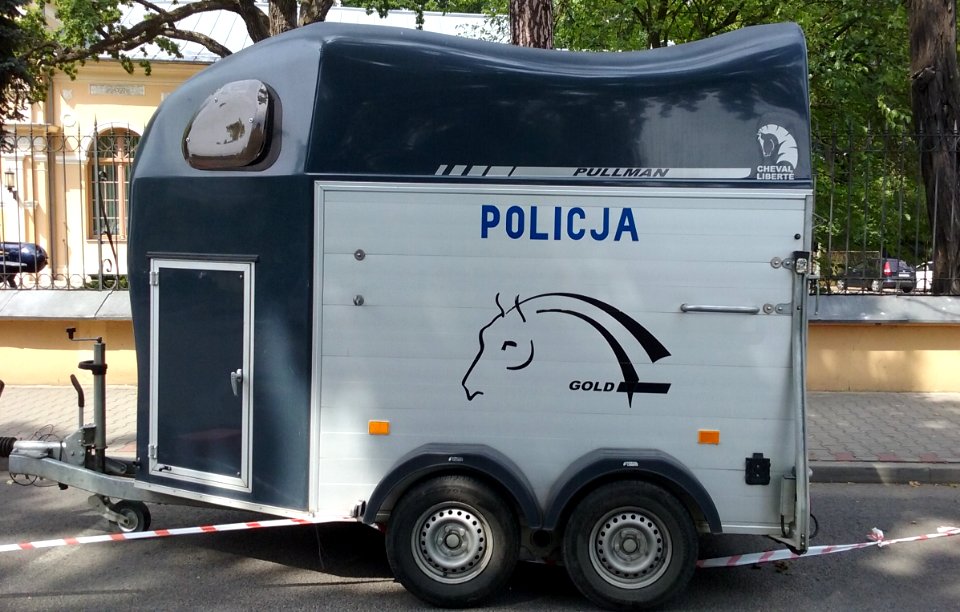Przyczepa do przewozu koni tomaszowskiej Policji. Tomaszów Mazowiecki w województwie łódzkim, PL, EU, CC0