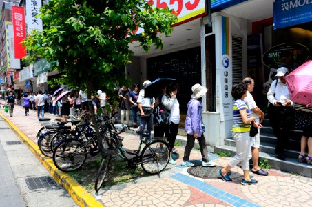 Queue of People Apply to NT$499 unlimited 4G package at Chunghwa Telecom, Dunbei Service Center 20180514c