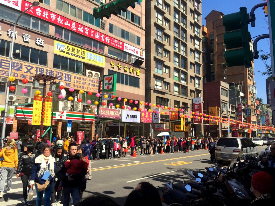 Queue of People Visit Songshan Ciyou Temple at Section 4, Bade Road, Taipei 20160208