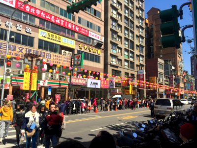 Queue of People Visit Songshan Ciyou Temple at Section 4, Bade Road, Taipei 20160208