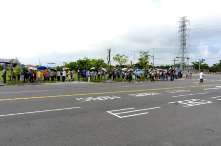 Queue of Visitors waiting Shuttle Buses to Gangshan Air Force Base 20170812b