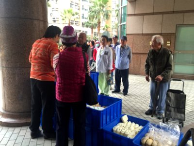 Queue of Buying Mantou in Ziqiang Community Center, Songshan District, Taipei 20160307c