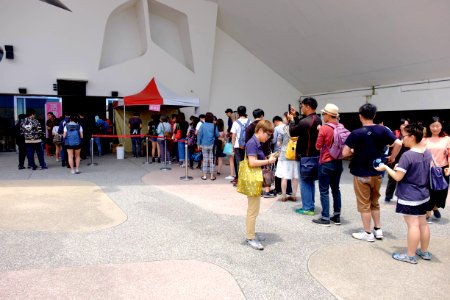 Queue of Visitors entering Comic Horizon 4 20180505b