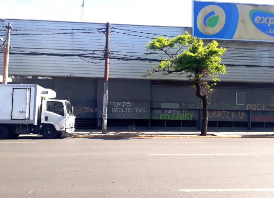 Rayados fuera de supermercado