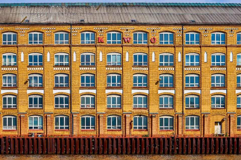 Kwo window facade