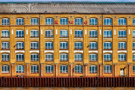 Kwo window facade