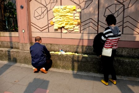 Pray Memorial Cards for Victim on the Wall of Xihu Elementary School 20160330a photo