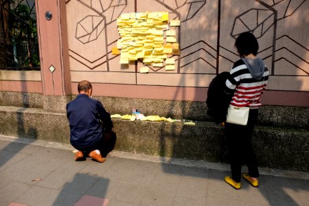 Pray Memorial Cards for Victim on the Wall of Xihu Elementary School 20160330a