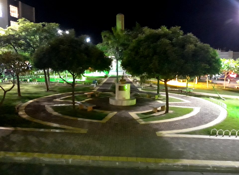 Praça Monsenhor Caminha noturna, Pau dos Ferros (RN)
