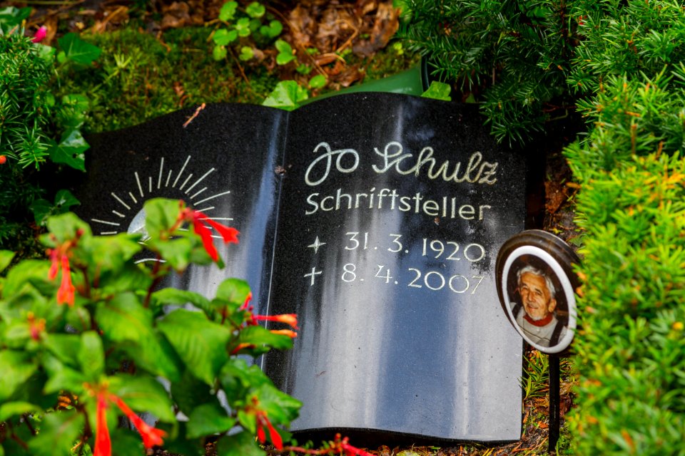 Prerow Seemannskirche Kirchhof Grab Jo Schulz 02
