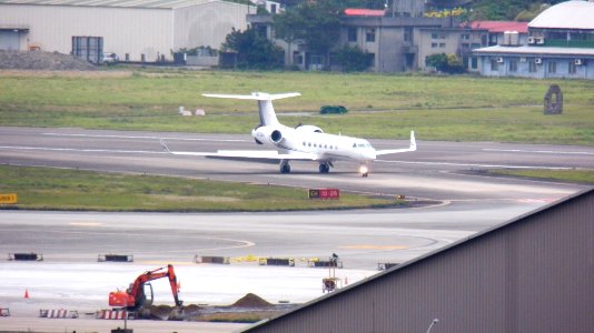 Private Business Jet Gulfstream G550 N323BD Landing down Taipei Songshan Airport 20130126