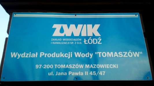 Tablica nad wejściem wodociągów w Tomaszowie Mazowieckim