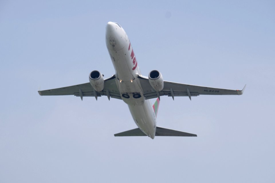 T'way Airlines Boeing 737-8KG HL8235 Taking off from Taipei Songshan Airport 20150427a